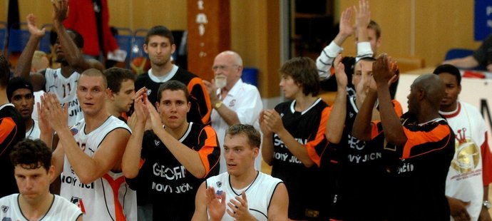 Radost basketbalistů Nového Jičína po utkání.