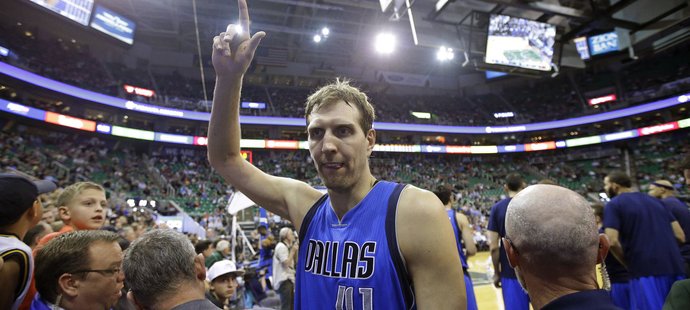 Dirk Nowitzki se raduje z postupu basketbalistů Dallasu do play off NBA