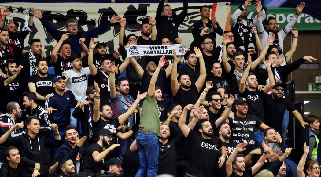 Fanoušci basketbalistů Besiktase Istanbul