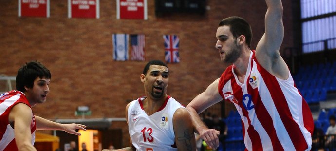 Chester Simmons z Nymburku zakončuje v utkání s Crvenou Zvezdou Bělehrad. Jak basketbalsité zvládnou utkání na horké balkánské půdě?