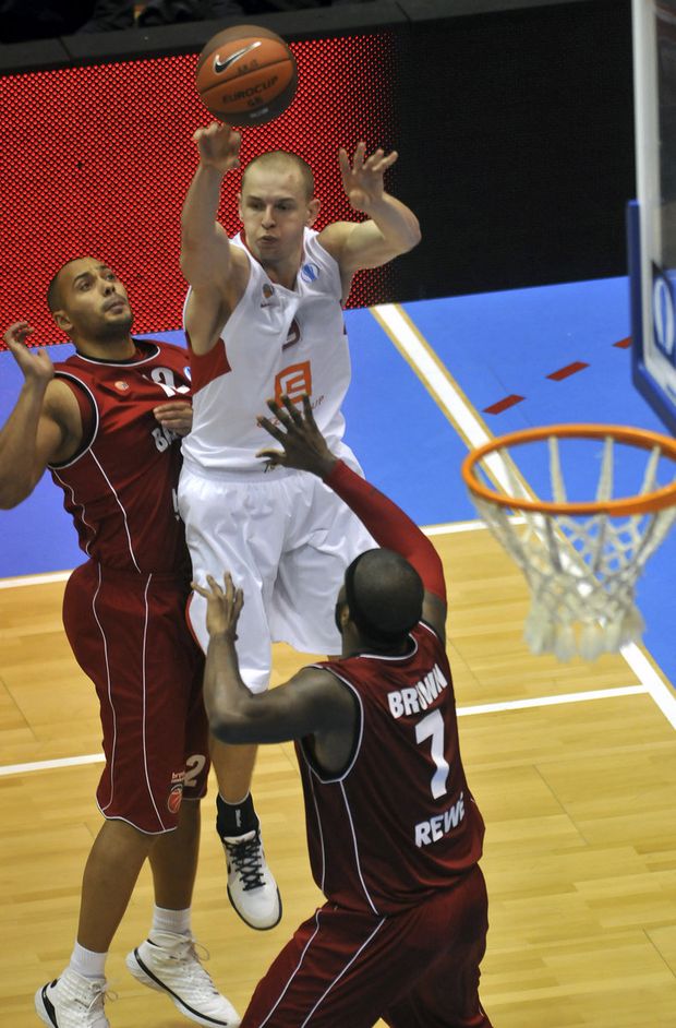 Nymburský Michal Křemen bojuje s hráči Bambergu Nymburský Michal Křemen bojuje s hráči Bambergu