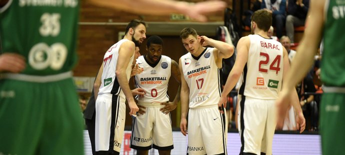 Basketbalisté Nymburka poslouchají kouče v zápase Ligy mistrů proti Zielone Goře