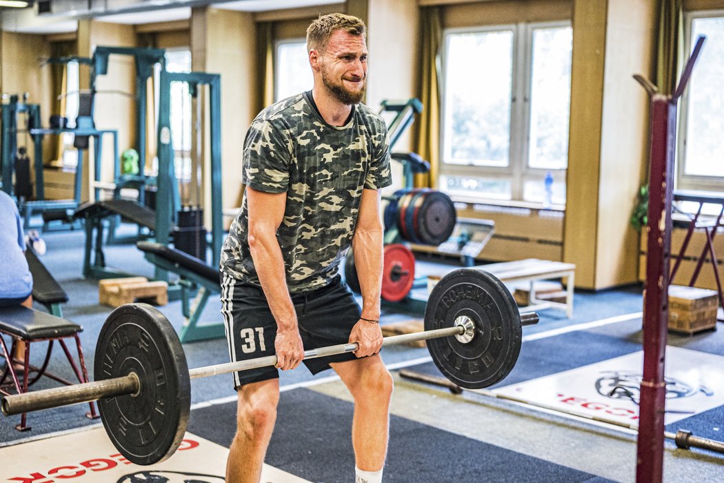 Martin Kříž pod dohledem bývalého profesionálního vojáka Michala Miřejovského dře v posilovně