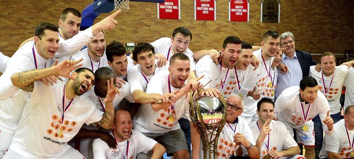 Basketbalisté Nymburku pojedenácté za sebou získali český titul. Navíc poprvé v historii ovládli celou sezonu bez jediné ligové porážky, což se ještě žádnému týmu v NBL nepodařilo