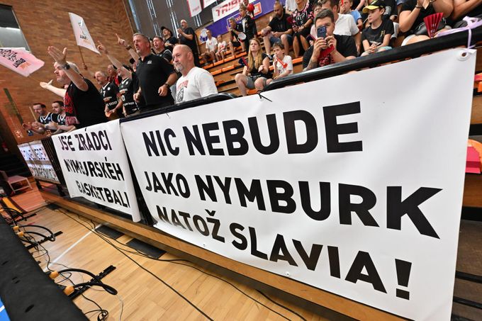 Nymburk vykročil za titulem. Fanoušci protestovali proti spojení se Slavií: Jste zrádci! Nymburk vykročil za titulem. Fanoušci protestovali proti spojení se Slavií: Jste zrádci!