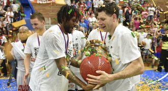 Nymburk slaví 14. basketbalový titul v řadě, přijde ale o prezidenta Janstu