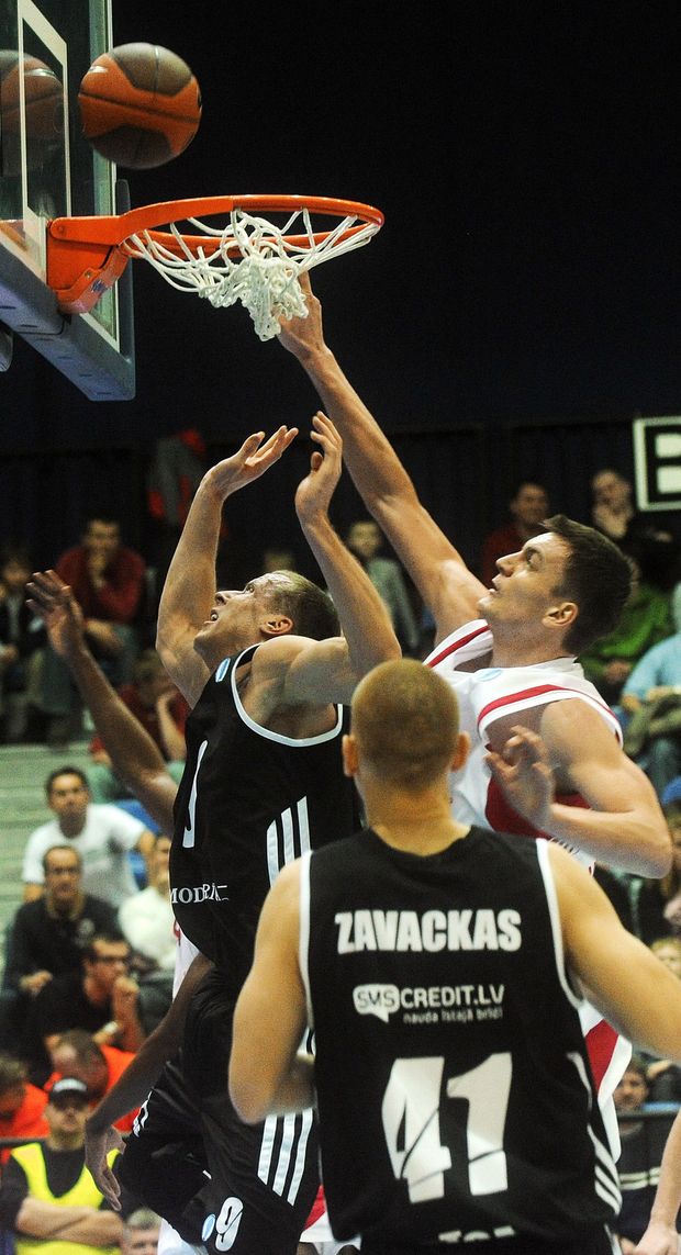 Basketbalisté Rigy Jahovičc a Zavackas se snaží bránit Radka Nečase z Nymburka Basketbalisté Rigy Jahovičc a Zavackas se snaží bránit Radka Nečase z Nymburka