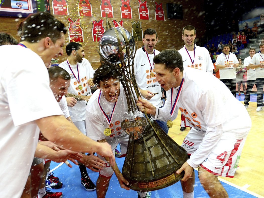 Basketbalisté Nymburku pojedenácté za sebou získali český titul