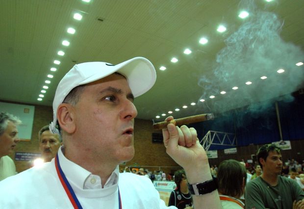 Trenér nymburských basketbalistů Muli Katzurin s vítězným doutníkem. Trenér nymburských basketbalistů Muli Katzurin s vítězným doutníkem.