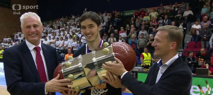 Jiří Welsch dostává trofej pro vítěze