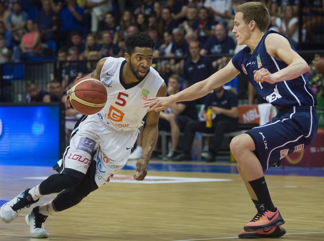 Chasson Randle z Nymburka a Tomáš Gavenda z Děčína