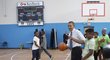 Během předvolební kampaně si zahrál Barack Obama basketbal s žáky jedné ze škol v Ohiu.
