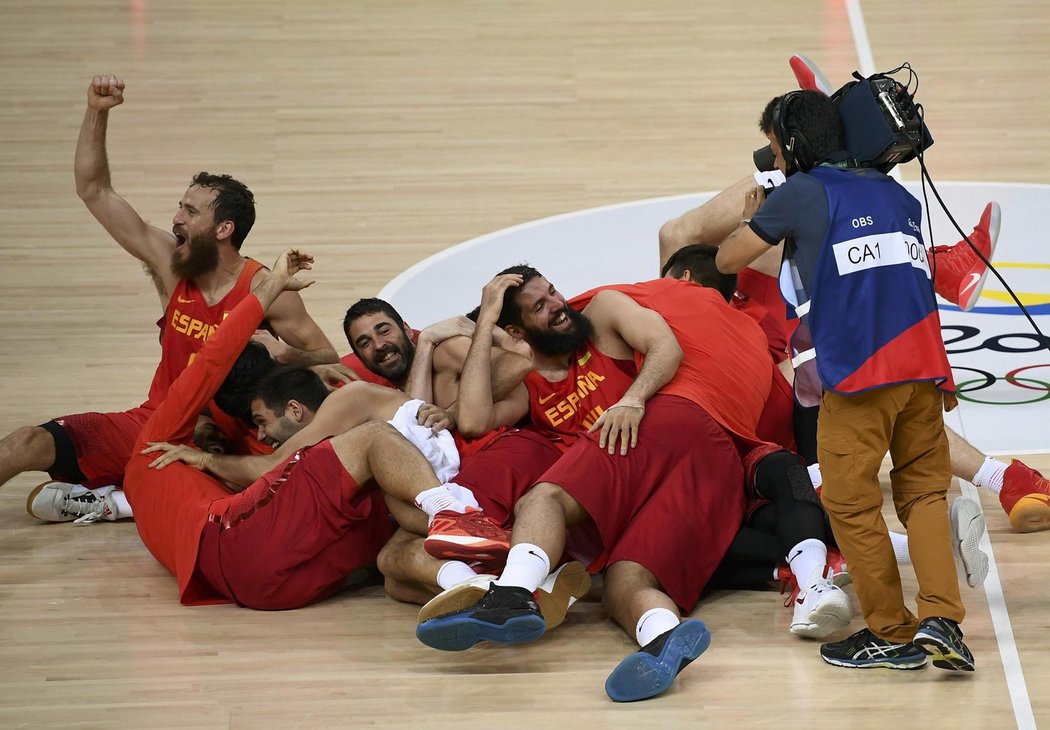 Španělští basketbalisté se radují z rozhodující střely v zápase o třetí místo na olympiádě v Riu proti Australanům