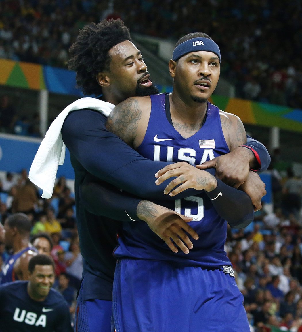 Američan DeAndre Jordan (vlevo) objímá Carmela Anthonyho ve finále turnaje basketbalistů v Riu proti Srbsku