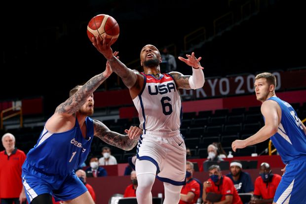 Patrik Auda (vlevo) se snaží zastavit Damiana Lillarda z USA Patrik Auda (vlevo) se snaží zastavit Damiana Lillarda z USA