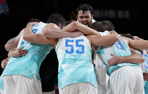 Basketbalisté Slovinska se radují z postupu do semifinále olympijských her
