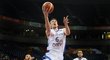 Český basketbalista Pavel Pumprla zakončuje v zápase proti Japonsku