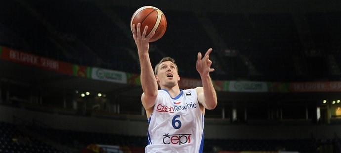 Český basketbalista Pavel Pumprla zakončuje v zápase proti Japonsku