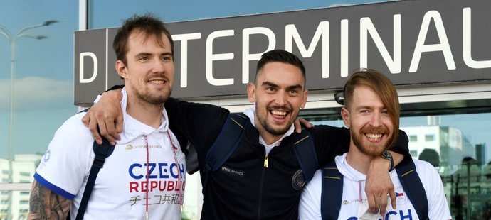 Čeští basketbalisté Ondřej Balvín, Tomáš Satoranský a Patrik Auda před odletem do Tokia