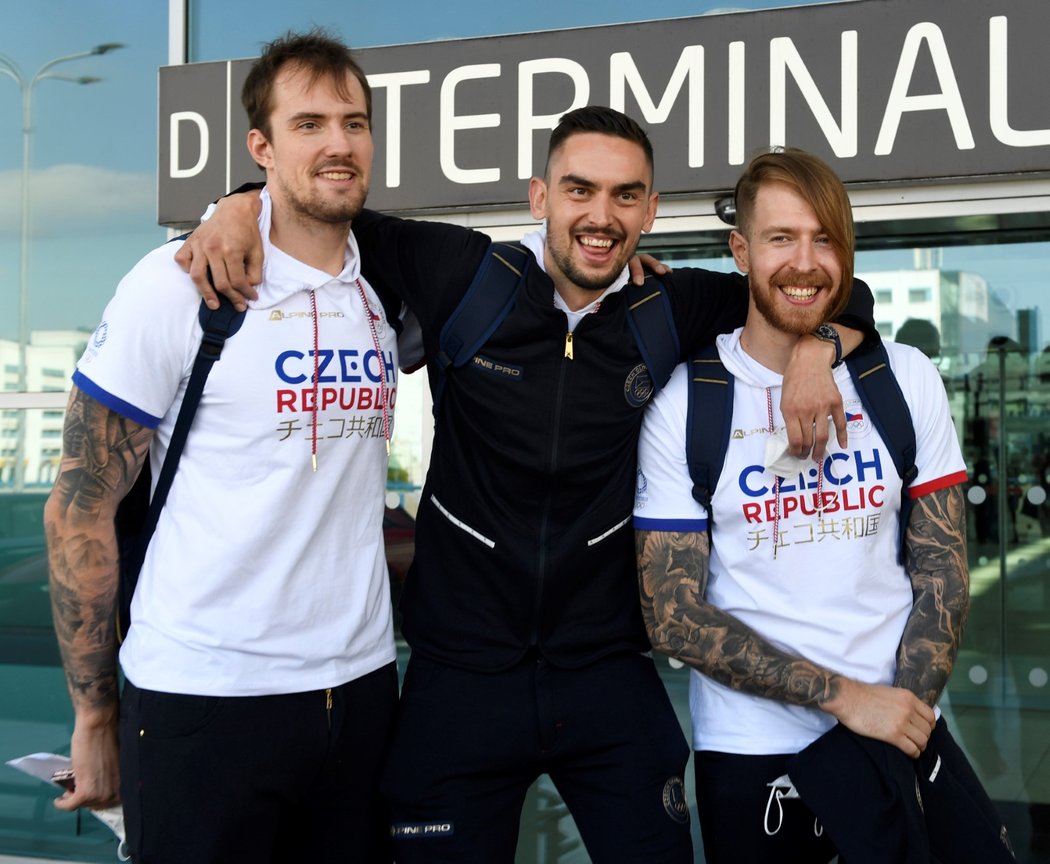 Čeští basketbalisté Ondřej Balvín, Tomáš Satoranský a Patrik Auda před odletem do Tokia