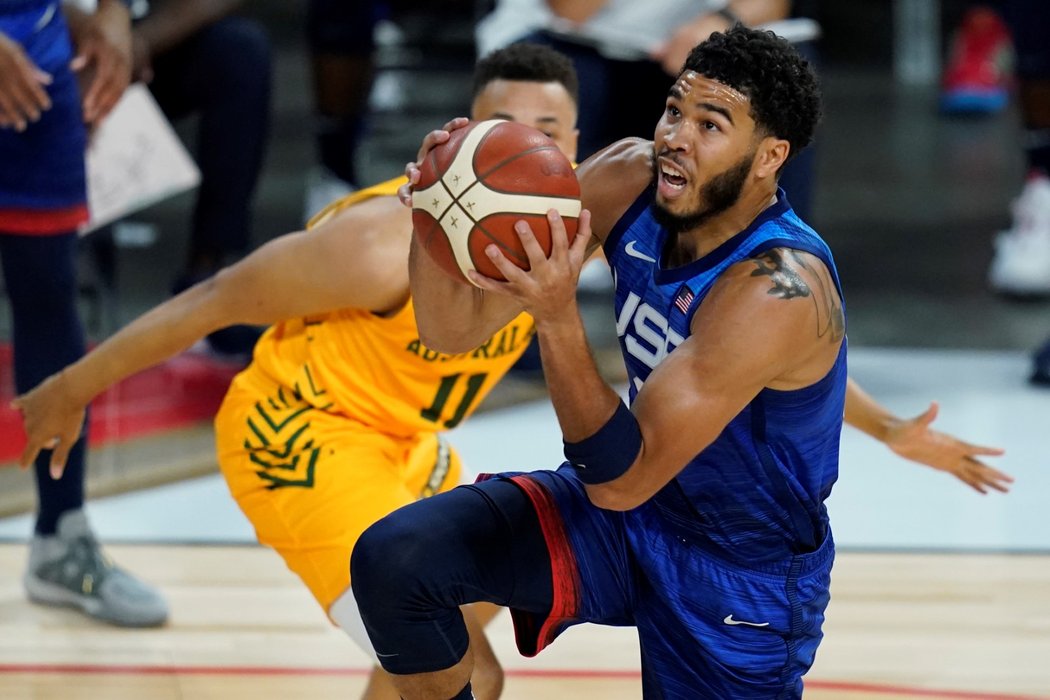 Americký basketbalista Jayson Tatum se snaží zakončit v přípravném utkání proti Austrálii