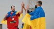 Ondřej Balvín nastupuje k zápasu s ukrajinskou vlajkou přehozenou přes záda