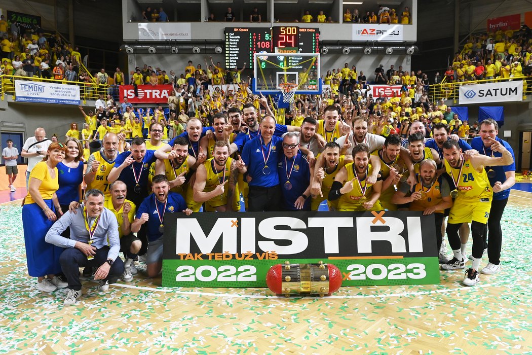 Basketbalisté Opavy slaví po 20 letech titul
