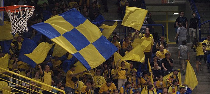 Fanoušci Opavy vytvořili na semifinále s Nymburkem tradiční žluté peklo