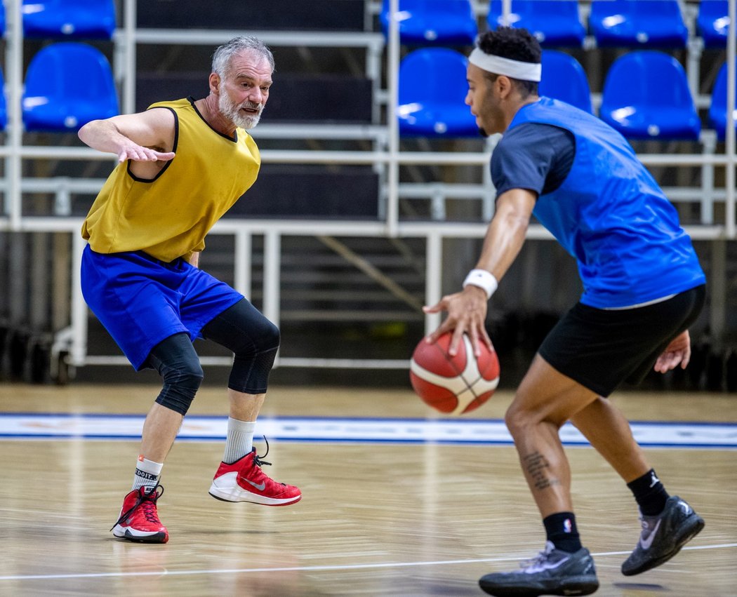 Herec Ivan Trojan trénoval s opavskými basketbalisty před sobotním ligovým zápasem s Pískem, do kterého naskočí