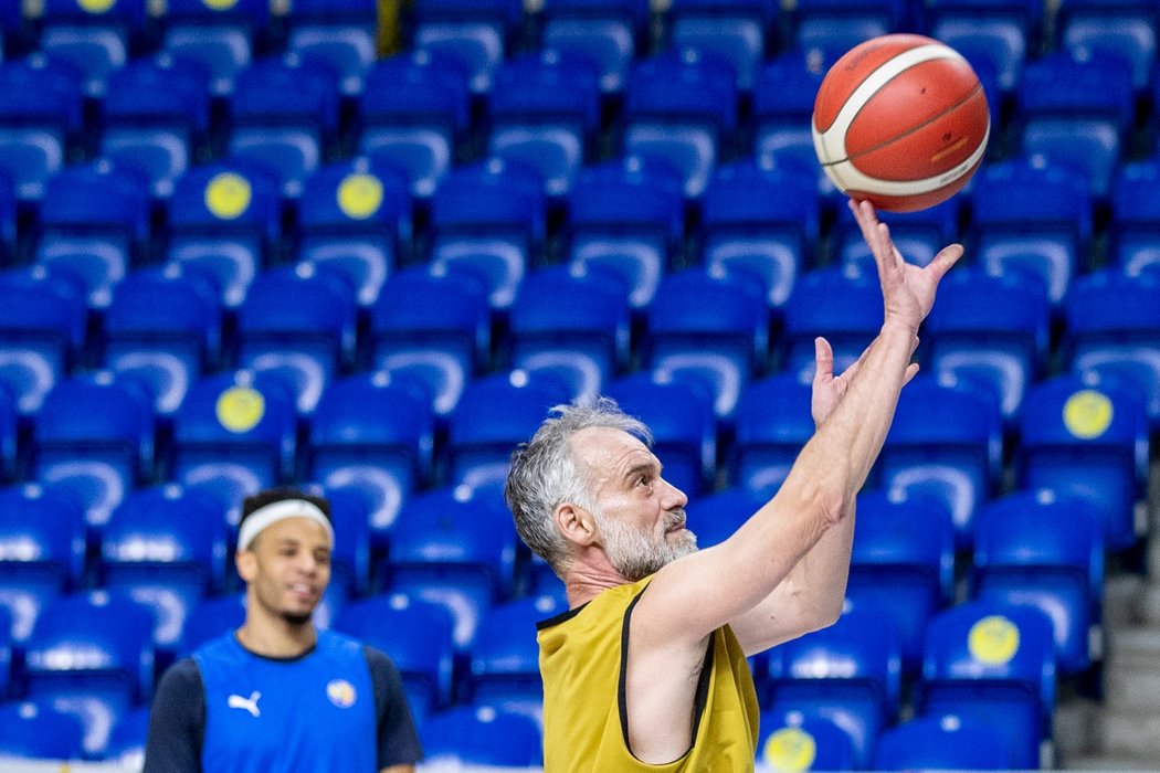 Herec Ivan Trojan trénoval s opavskými basketbalisty před sobotním ligovým zápasem s Pískem, do kterého naskočí