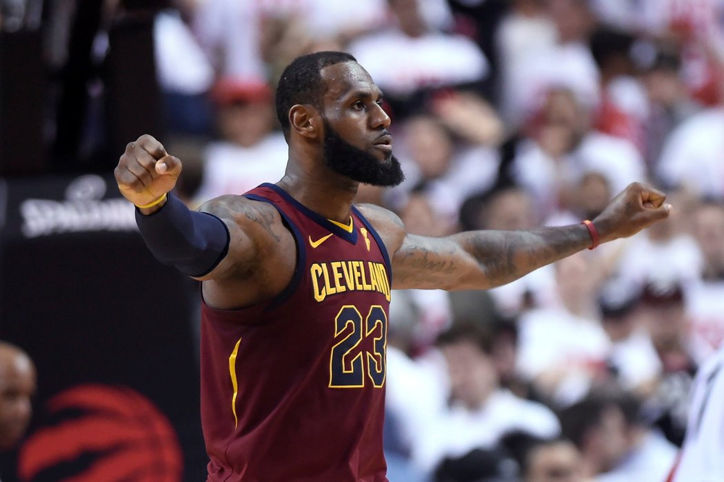 LeBron táhne Cleveland. Tentokrát zazářil i proti Torontu