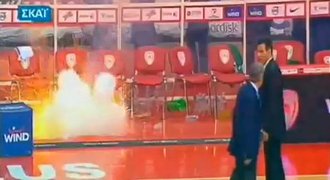 Basketbalové peklo: Oheň, světlice a smetí