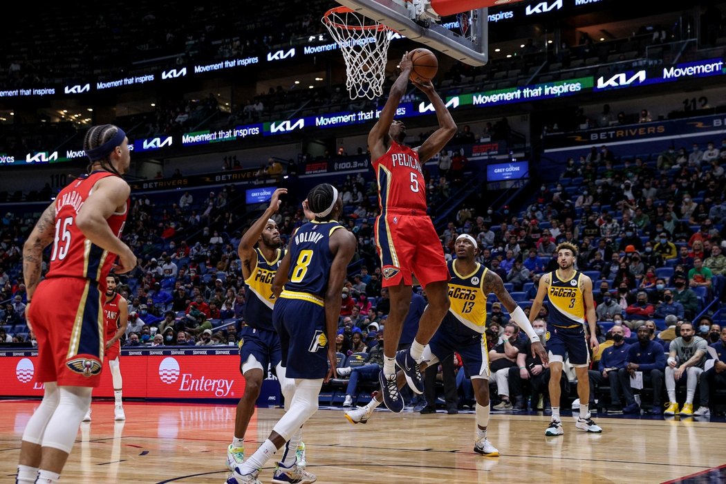 Basketbalisté New Orleans v zápase proti Indianě, kdy v sestavě chyběl Tomáš Satoranský