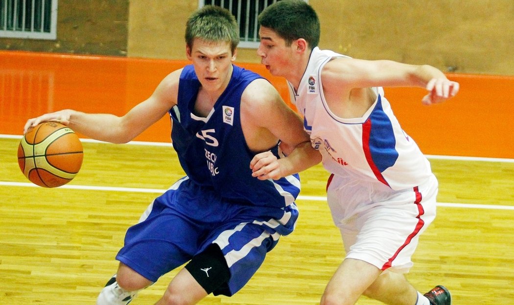 Talentovaný český basketbalista Martin Peterka (vlevo) se pokusí proniknout do NBA
