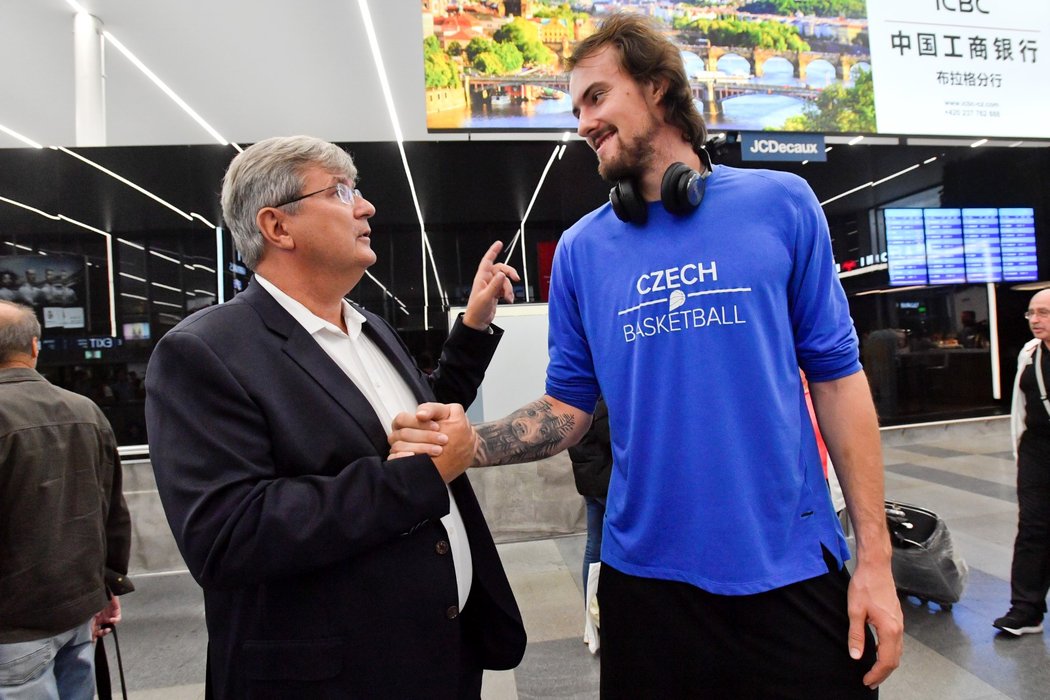 Předseda České basketbalové federace Miroslav Jansta (vlevo) a basketbalista Ondřej Balvín po návratu ze šampionátu v Číně