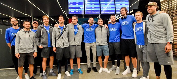 Češi zpátky doma! Vítaly je rodiny, Satoranský žasl nad basketmánií