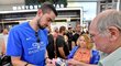 Největší česká basketbalová hvězda Tomáš Satoranský se po přílwetu ze šampionátu v Číně podepisoval fanouškům