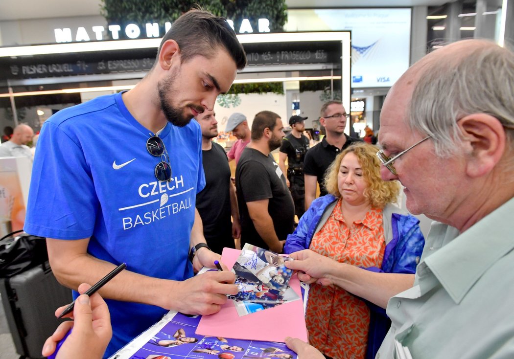 Největší česká basketbalová hvězda Tomáš Satoranský se po přílwetu ze šampionátu v Číně podepisoval fanouškům