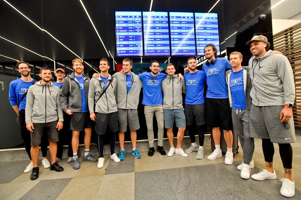 Čeští basketbalisté po příletu ze světového šampionátu v Číně