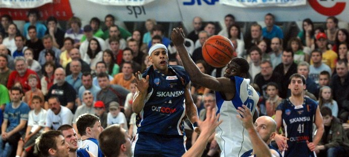 Basketbalisté Prostějova (v modrém).