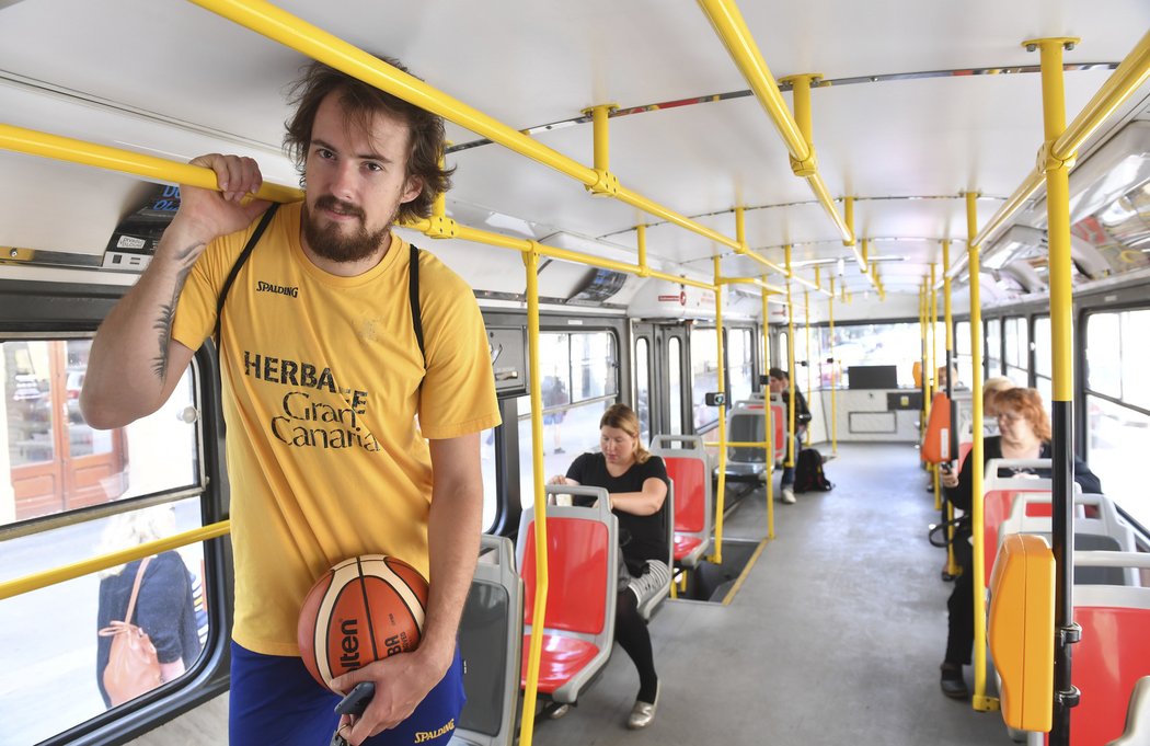 217 cm vysoký Ondřej Balvín má třeba problém se vejít do tramvaje...