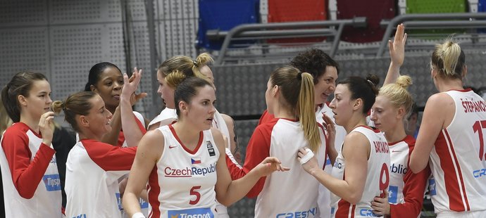 České basketbalistky se radují po výhře nad Německem