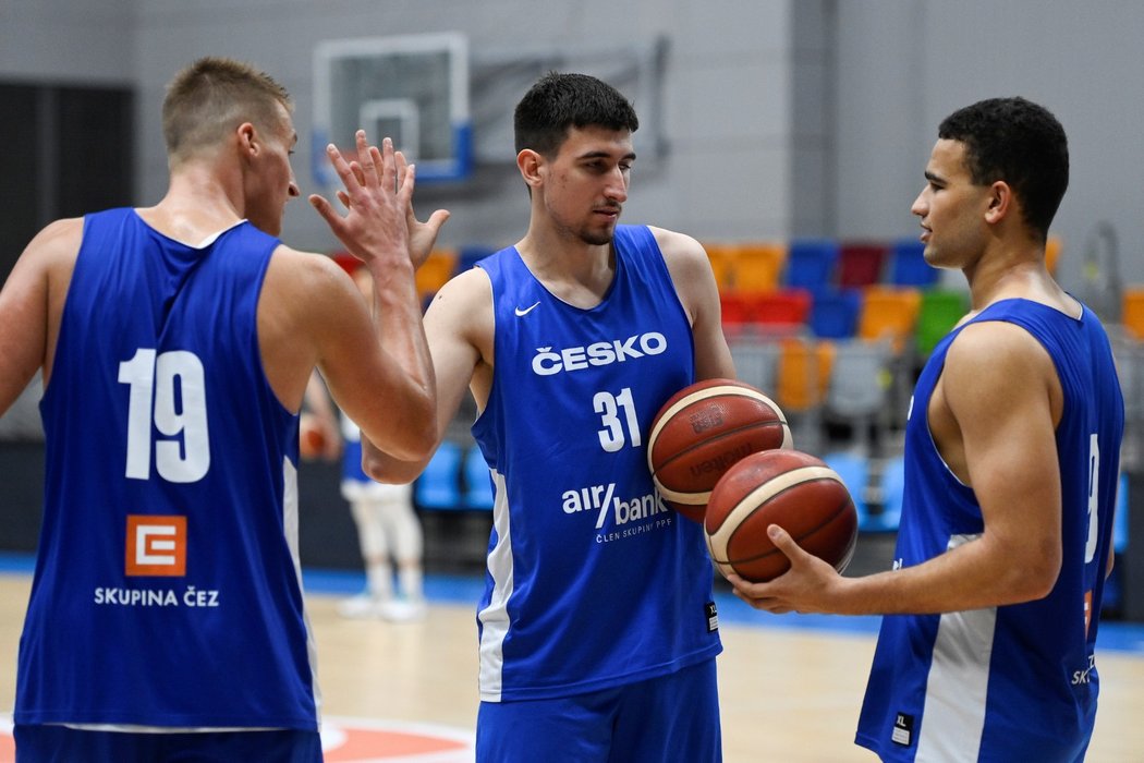 Zleva Jan Zídek, David Böhm a Patrick Samoura v přípravě basketbalistů na olympijskou kvalifikaci