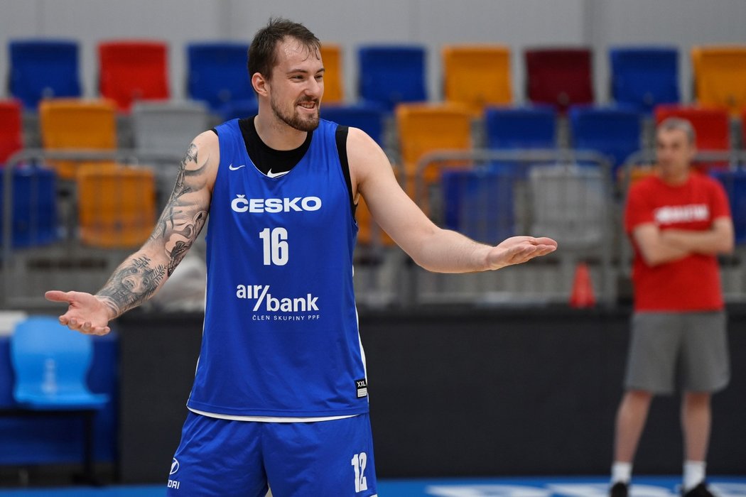 Ondřej Balvín se směje při tréninku basketbalové reprezentace před olympijskou kvalifikací