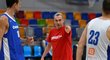 Ronen Ginzburg udílí pokyny při tréninku českých basketbalistů