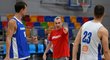 Ronen Ginzburg udílí pokyny při tréninku českých basketbalistů