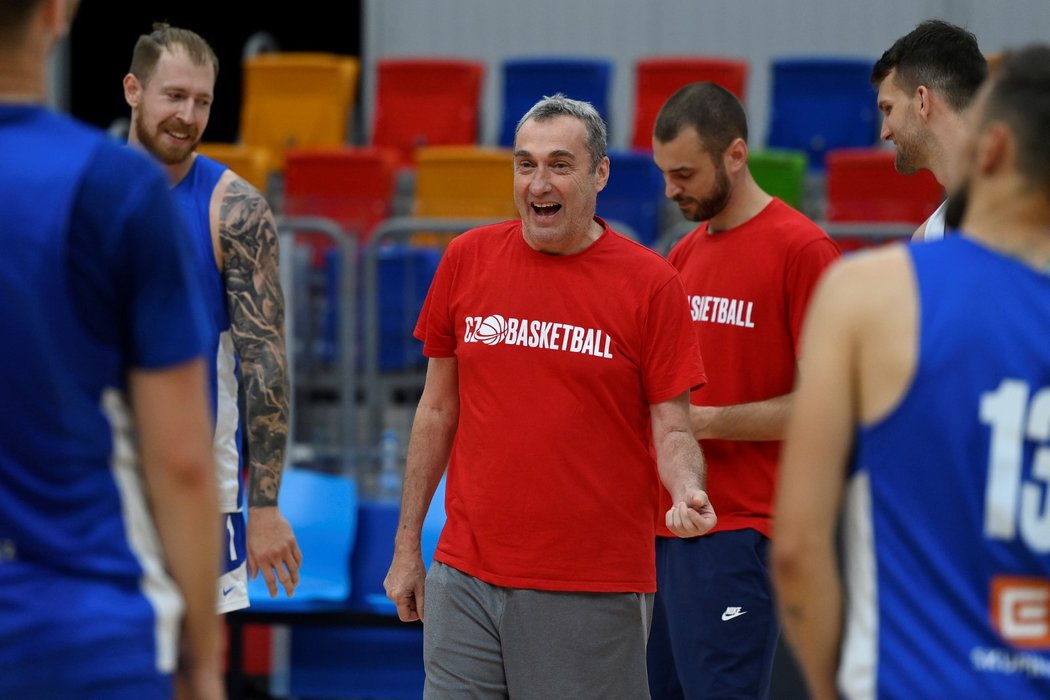 Rozesmátý kouč české basketbalové reprezentace Ronen Ginzburg v pražské přípravě před olympijskou kvalifikací