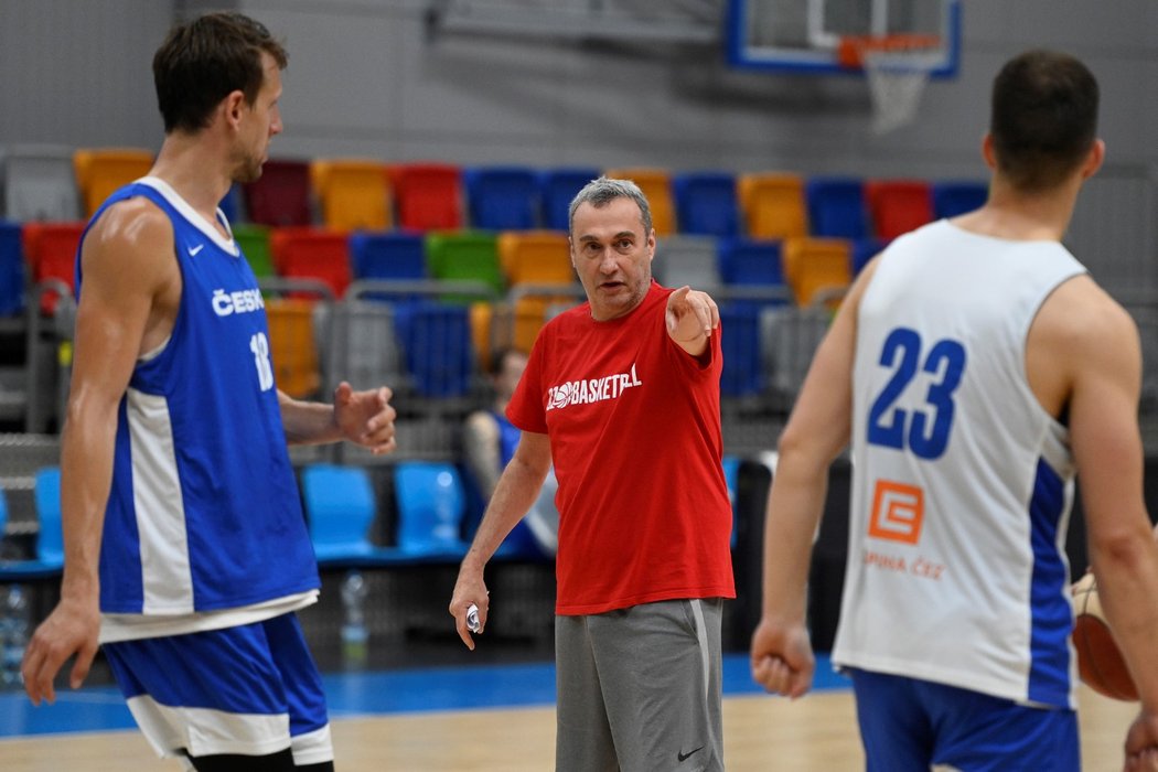 Ronen Ginzburg udílí pokyny při tréninku českých basketbalistů