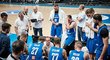 Čeští basketbalisté při time outu v zápase proti Izraeli