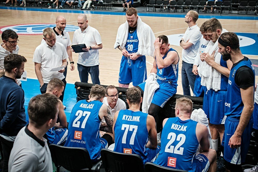 Čeští basketbalisté při time outu v zápase proti Izraeli